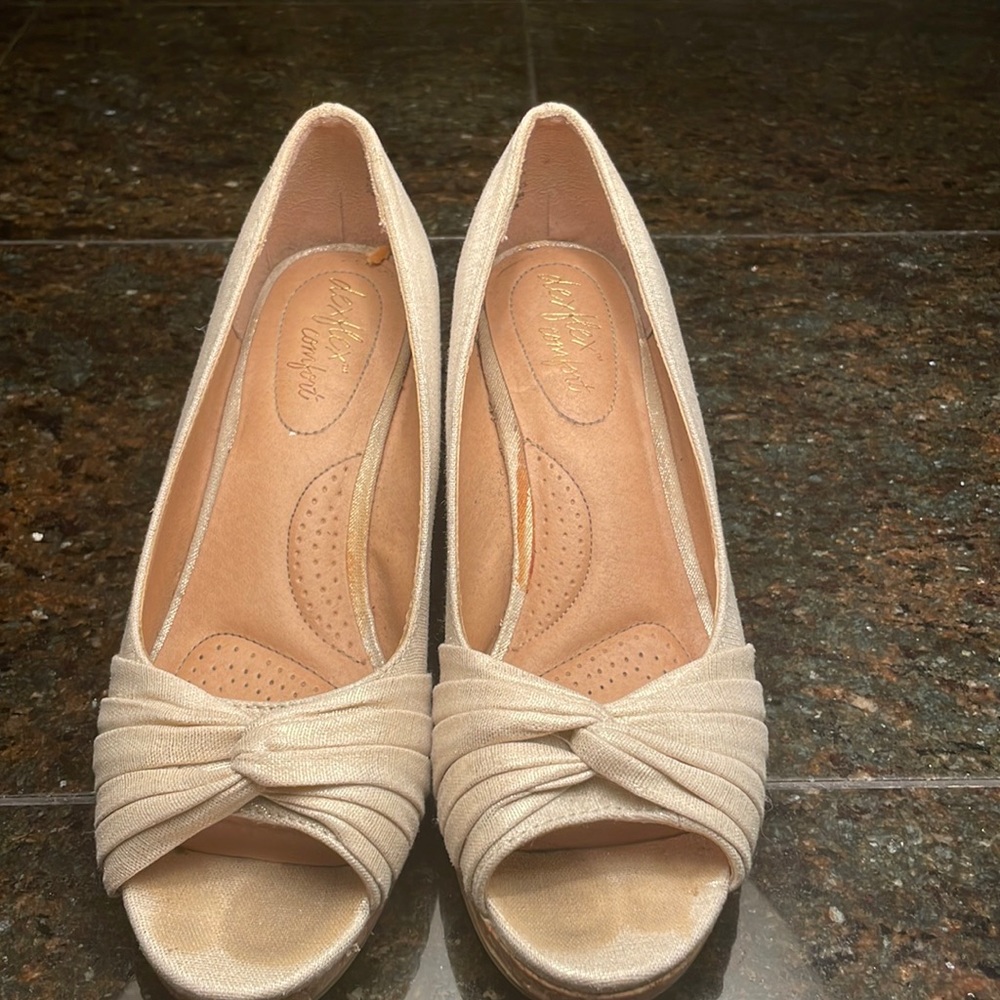 Dexflex Comfort wedges, size 8, beige